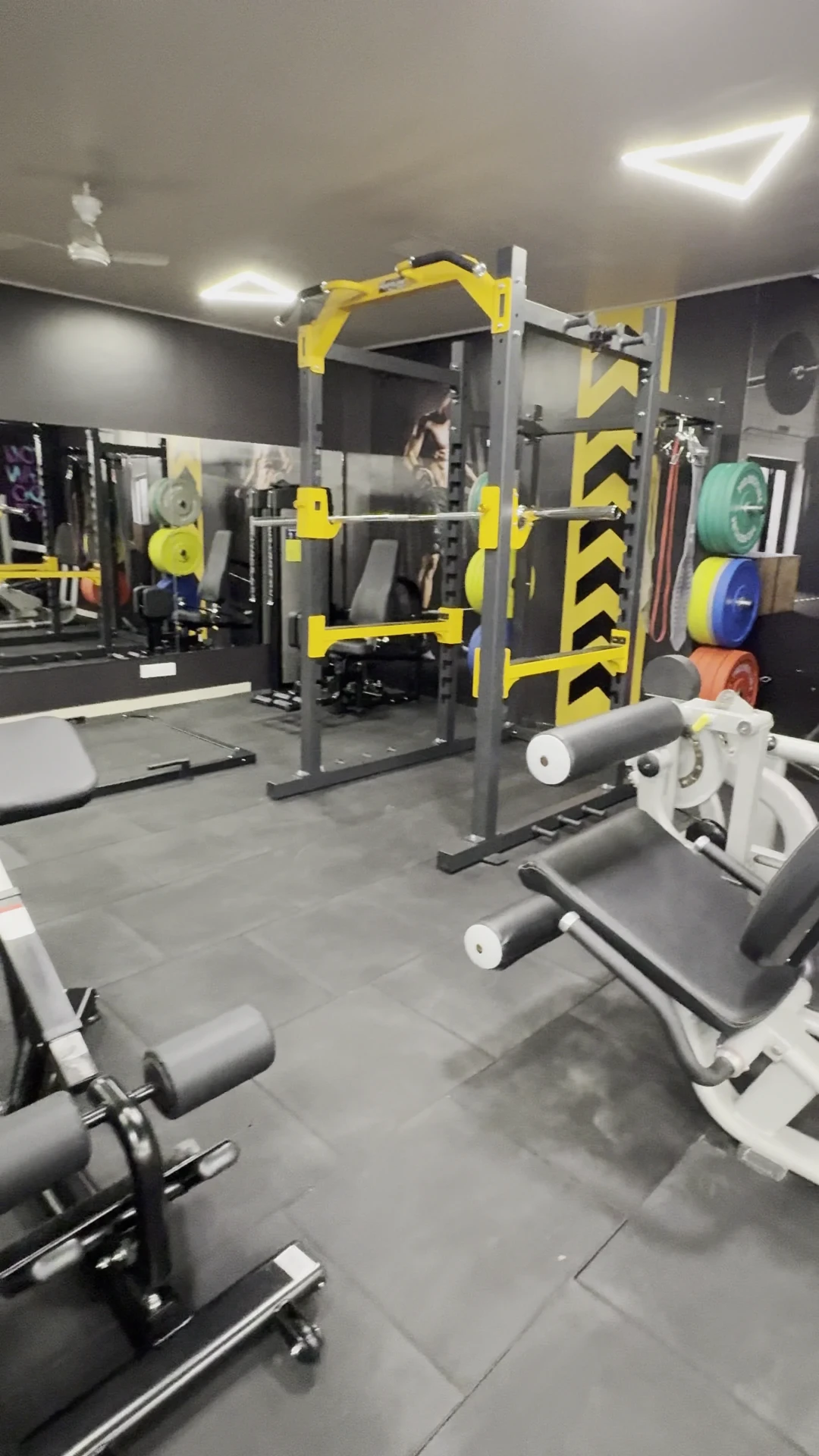 Power rack and plate-loaded machines on the KORR.fit strength floor